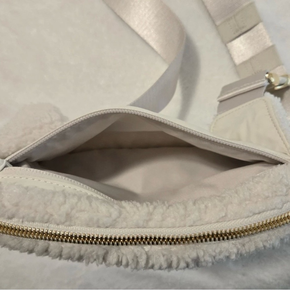 Lululemon 2L belt bag in white opal gold hardware - Picture 5 of 6